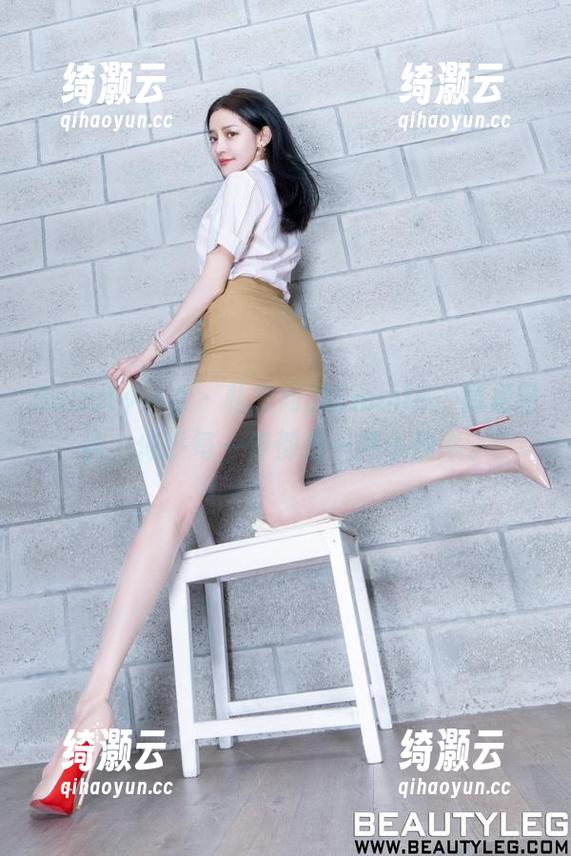 Beautyleg - 私房间的Emmie，裸足轻盈，似乎每一步都是一种小确幸。