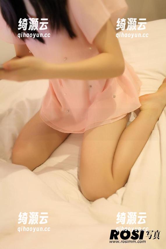 ROSI-杨晨晨 ROSI - 作品集里又添新内容,杨晨晨的JK总让我产生一点小期待。