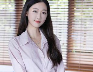 Xiuren秀人网 – 当Emily顾奈奈酱遇上蓝天，更新海边写真，好像也开启了假装的时光机