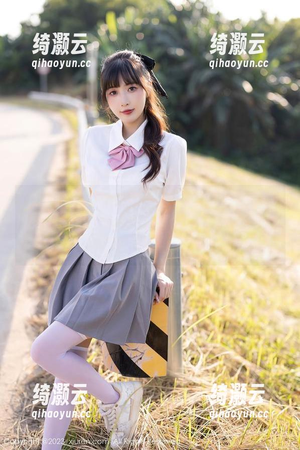 Xiuren秀人网 - 婚纱分享时间：周美美alicia告诉你，婚纱最适合搭配自己的绷紧小肚子！