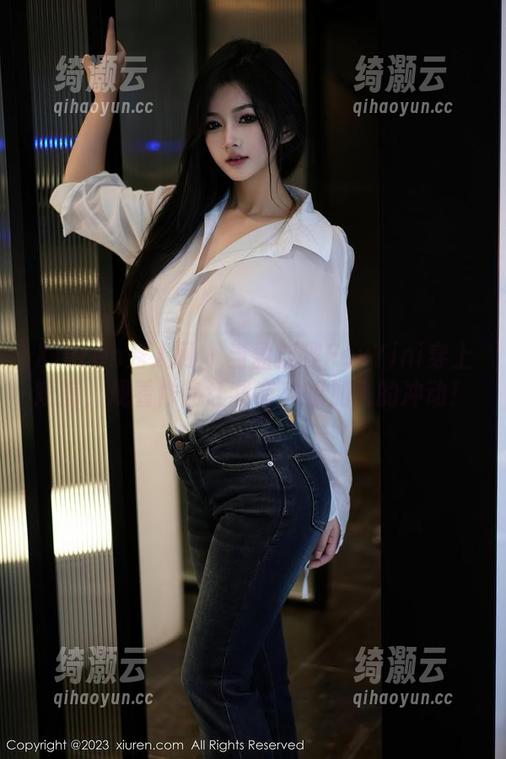 Xiuren秀人网 - 当孟狐狸FoxYini穿上短裤，观看作品让我有种想加入的冲动！