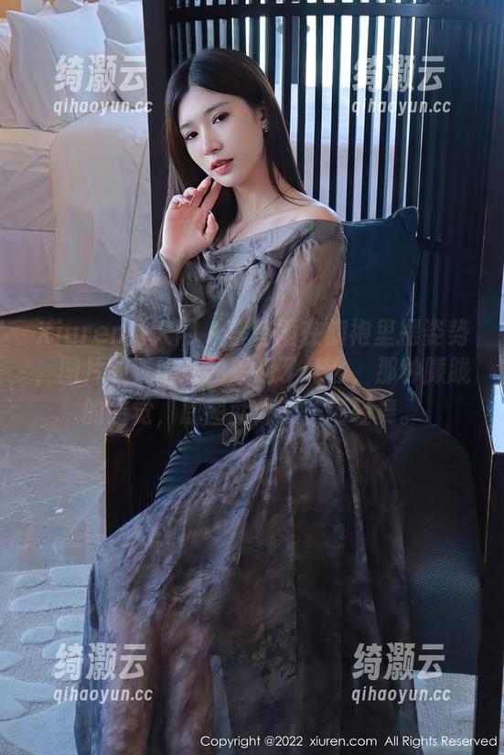 Xiuren秀人网 - 李昔雨在旗袍里摆姿势，图片的氛围让我想起了什么，那种朦胧的感觉，原图就像是一场轻舞。