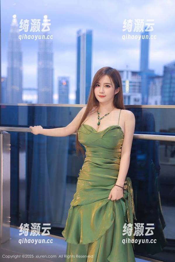 Xiuren秀人网 - 在龙泽美曦的最新灰丝写真集中，细节居然催生了100个小心思！