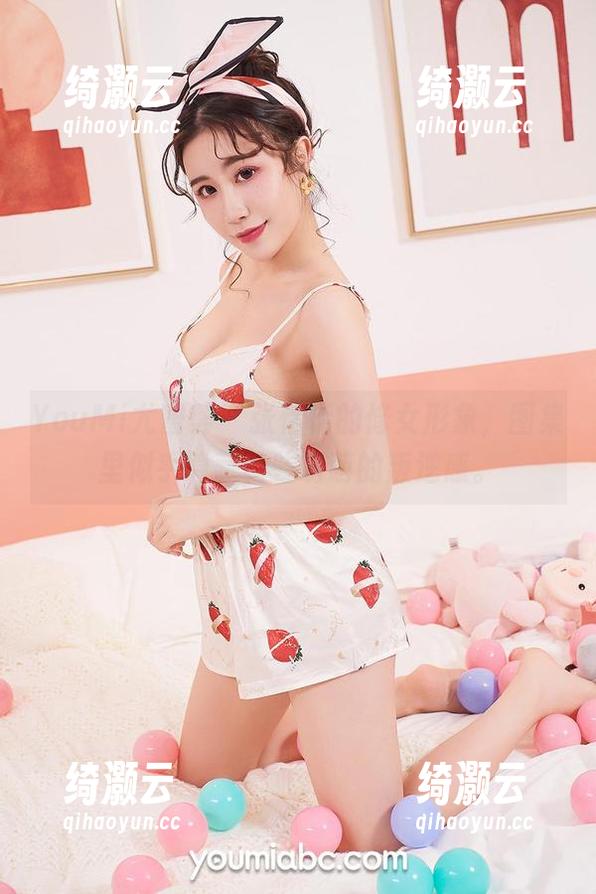 YouMi尤蜜荟 - 张恬恬的修女形象，图集里似乎隐藏着些萌萌的叛逆感。