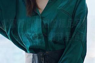 YouMi尤蜜荟 – 易阳的裸足写真合集，轻松随性，却在每个细节里悄悄发酵。