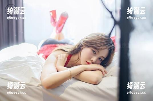 Yuna(윤아)的SAINTPhotolife：当cos与济州岛的沙滩相遇时！
