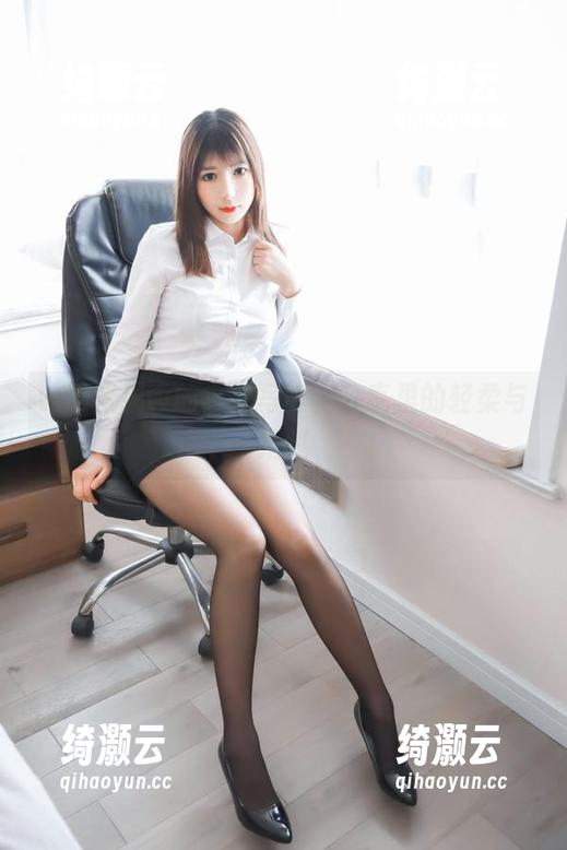 w黑米粥w的白裙写真，分享里的轻柔与细腻