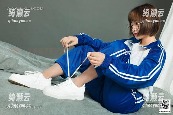 丽柜 - 文芮难道是短裤的代言人吗？私拍了解一下，沉默是金，想太多反而是坠入泥潭。