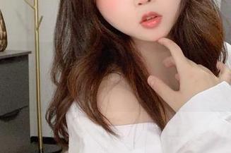 不小心发现依依超级懒T恤底下的高清奇观