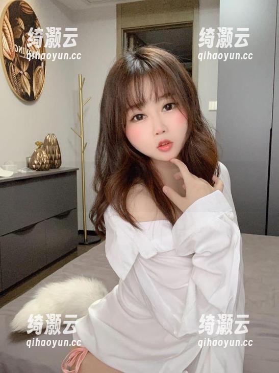 不小心发现依依超级懒T恤底下的高清奇观