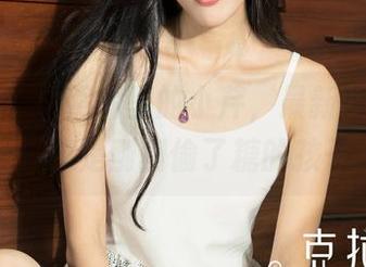 克拉女神 – 照片里的小芹，最新自拍，感觉像是刚刚偷了糖的孩子
