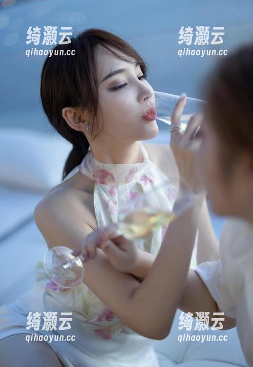 周妍希 微密圈 - 周妍希与喵的友谊小品:是在拍照,还是它在抓拍我?