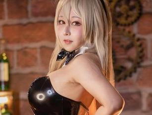 “咔喵KANEKO”的最新力作：大凤旗袍图册，瞧这华美背影，真让人想多看几眼。
