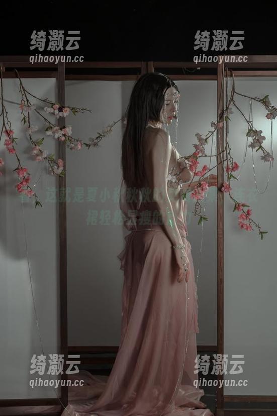 看，这就是夏小秋秋秋的免费图集，连衣裙轻松显瘦的魔力