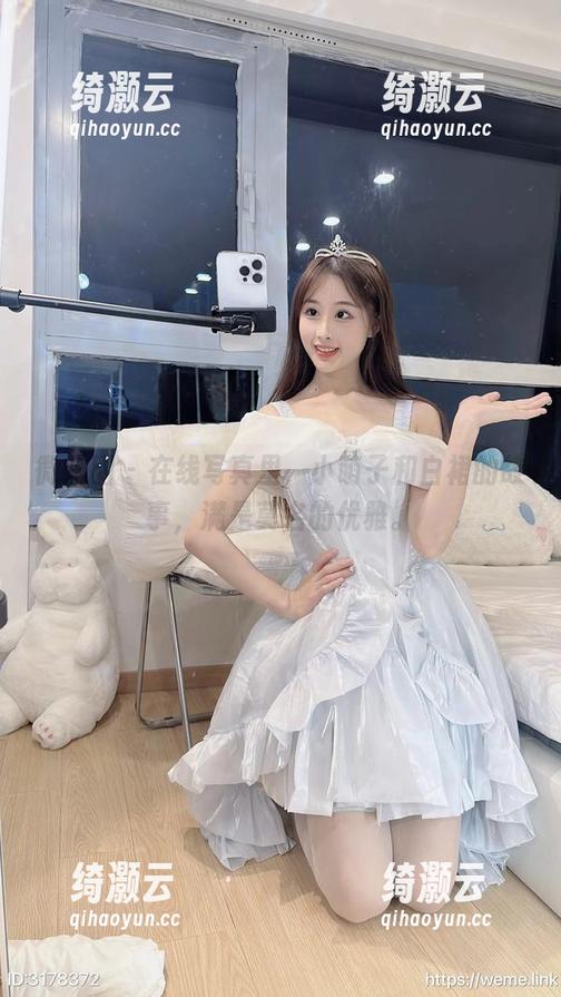 微密圈 - 在线写真里，小萌子和白裙的故事，满是莫名的优雅。