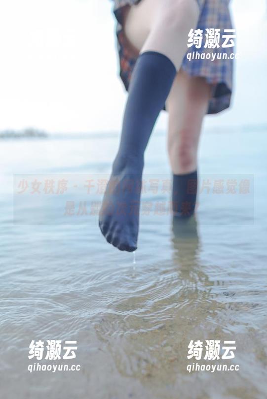 少女秩序 - 千澄的网袜写真，图片感觉像是从别的次元穿越而来？