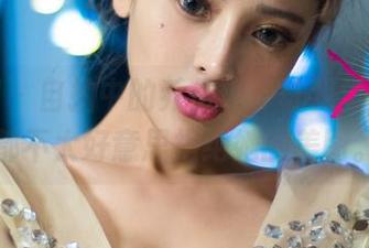 尤果网 – 自拍中的乔依琳，让我觉得镜子都不太好意思拒绝她的美图。
