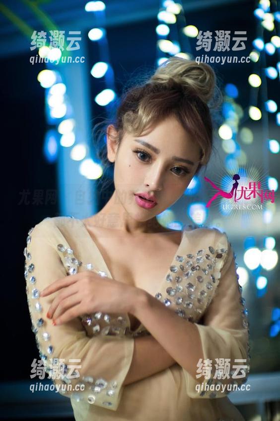 尤果网 - 自拍中的乔依琳，让我觉得镜子都不太好意思拒绝她的美图。