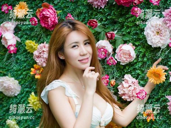 尤物馆 - 在线欣赏Kely香香的白色写真，果然穿对颜色真不一样