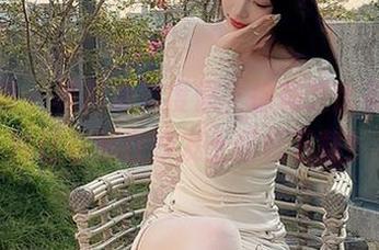 微密圈 – 模拟海滩度假，徐莉芝比基尼图片让你躺在沙发上轻松下载！