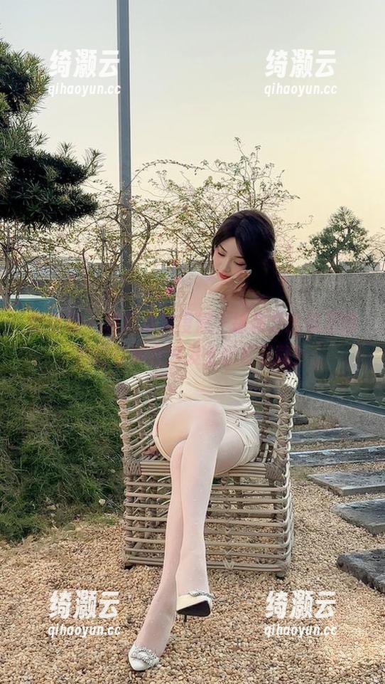 微密圈 - 模拟海滩度假，徐莉芝比基尼图片让你躺在沙发上轻松下载！