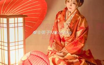 照片中的御子Yumiko——这内衣设计真让人挠头，到底是为了美还是为难