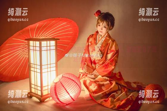御子Yumiko 照片中的御子Yumiko——这内衣设计真让人挠头,到底是为了美还是为难