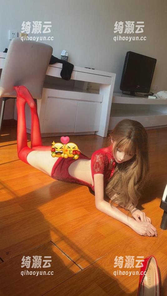 微密圈 - 强烈推荐，无欲无求的推土君的套图自带光晕效果，旗袍里的纯欲气息萦绕不去。