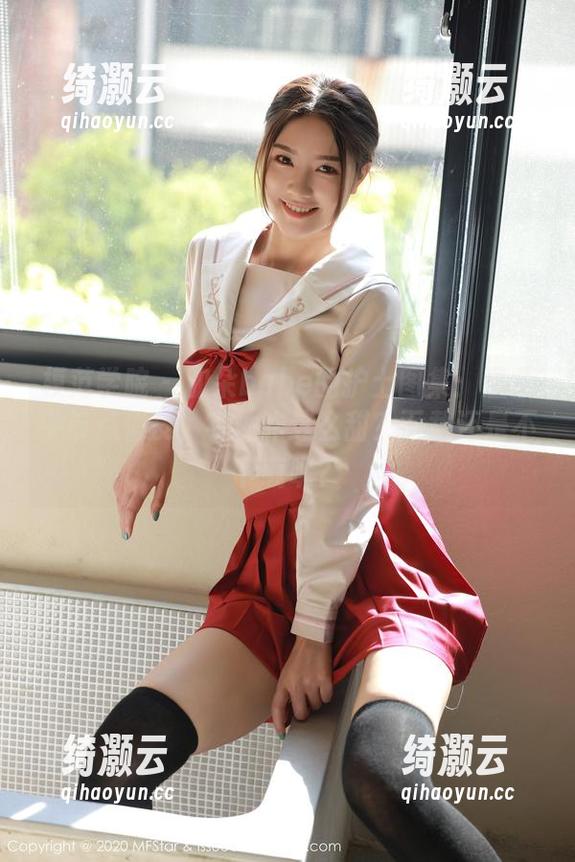 模范学院-加朵babe 模范学院 - 加朵babe的护士图集:温柔中带点俏皮,字体咋这么甜?下载还是不下载呢?