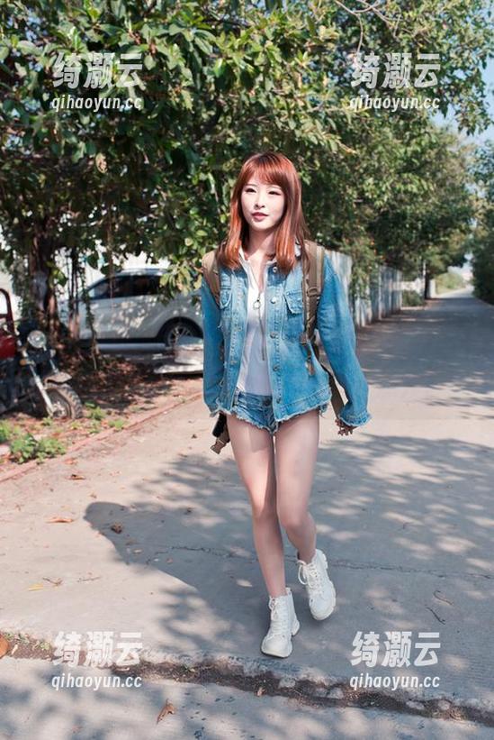 清水由乃 照片中游弋的清水由乃,蓝色泳衣就好像她的镀金项链,耀眼夺目又带点傲娇。