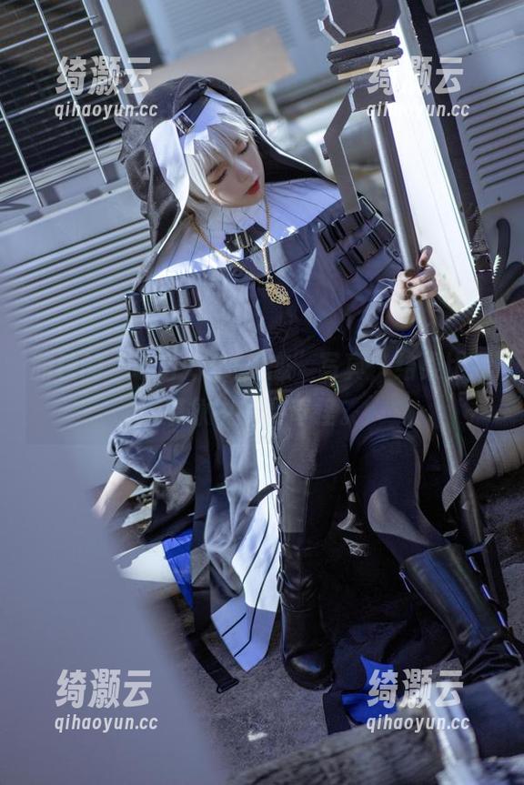 渊秧 渊秧的“明日方舟-巫恋”写真,结果比我想象中的更奇怪。