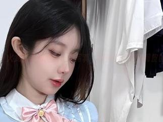 微密圈 – 火龙果羊和她的校服写真，原图显得特别调皮的样子。