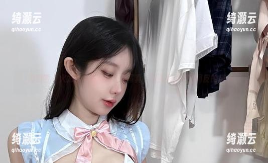 火龙果羊 微密圈 - 火龙果羊和她的校服写真,原图显得特别调皮的样子。