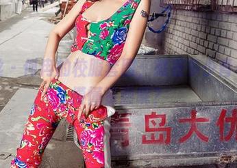 爱丝 – 何冉的校服套图，藏着多少青春的懵懂资源呢？