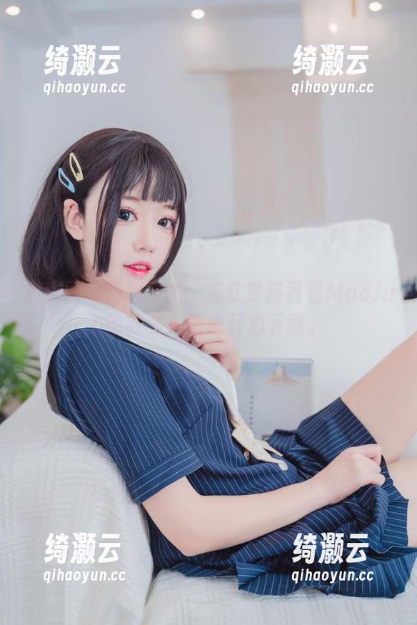 免费图包领取方式：先欣赏猫君君MaoJun的制服，再来开心下载。