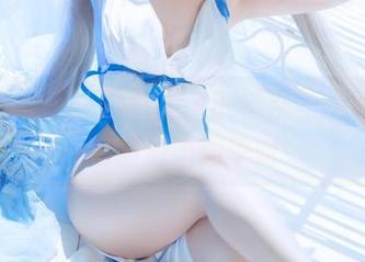 一下子就被百合欧皇子的镂空写真吸引，这图册不简单呀