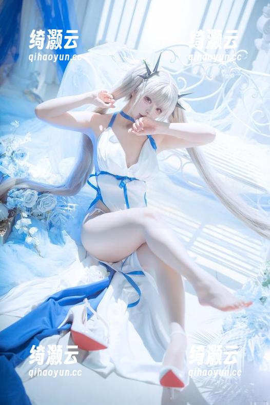 一下子就被百合欧皇子的镂空写真吸引，这图册不简单呀