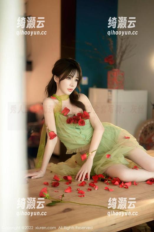 秀人网 - 奶茶味的包子的全套写真：灰丝也能这么撩