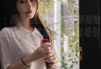 秀人网 – 原图里的欧阳妮娜娜和她的牛仔裤，好像在开“谁的裤子更能吸引人”的比赛。