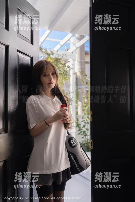 秀人网 - 原图里的欧阳妮娜娜和她的牛仔裤，好像在开“谁的裤子更能吸引人”的比赛。