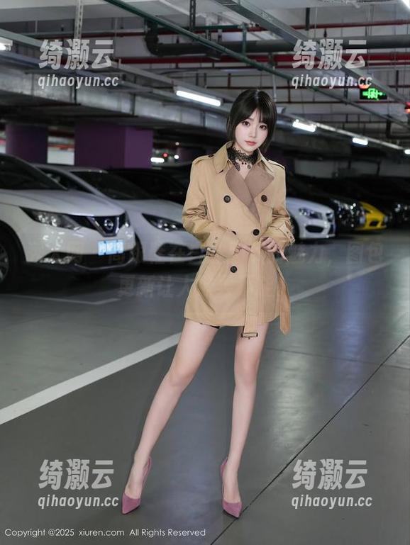 秀人网 - 高跟鞋在白沫脚下的魅力，图包更新让人欲罢不能。