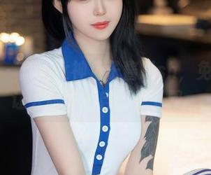秀人网 – 套图女神鱼子酱fish，免费美脚让人眼睛不自觉往下飘。