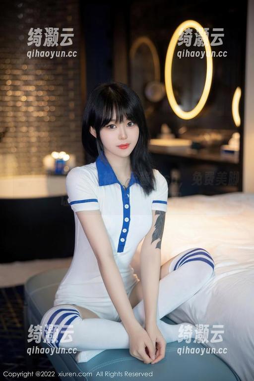 秀人网 - 套图女神鱼子酱fish，免费美脚让人眼睛不自觉往下飘。