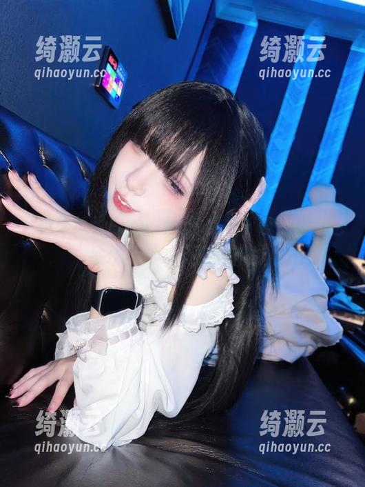 又想起纸悦Etsu_ko的红裙，设计好像也是从某个cos灵感来的。