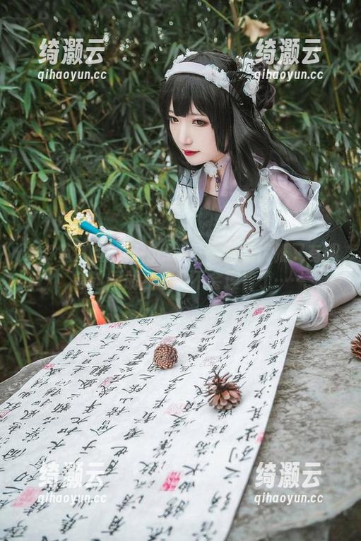许多鱼鱼鱼的旗袍cos可谓是既优雅又有趣，等这图册我已经不会理智了……