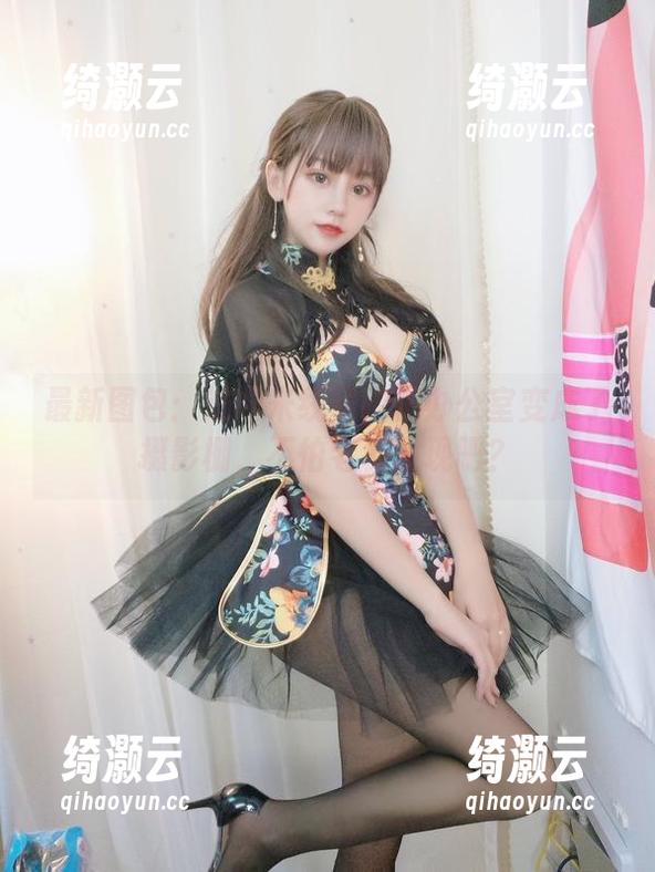 最新图包：过期米线线喵把办公室变成了摄影棚，不怕老板发现吧？