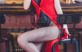 看呐，金鱼yui和她的裸足作品，我的目光有点儿不知该放哪儿…
