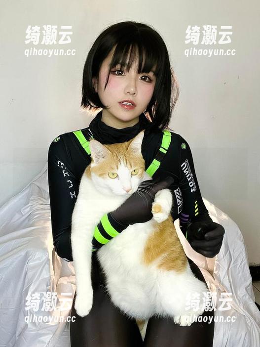 镇海，阿半今天很开心就是要用无圣光来撩你的心，图包里藏着些小火花。
