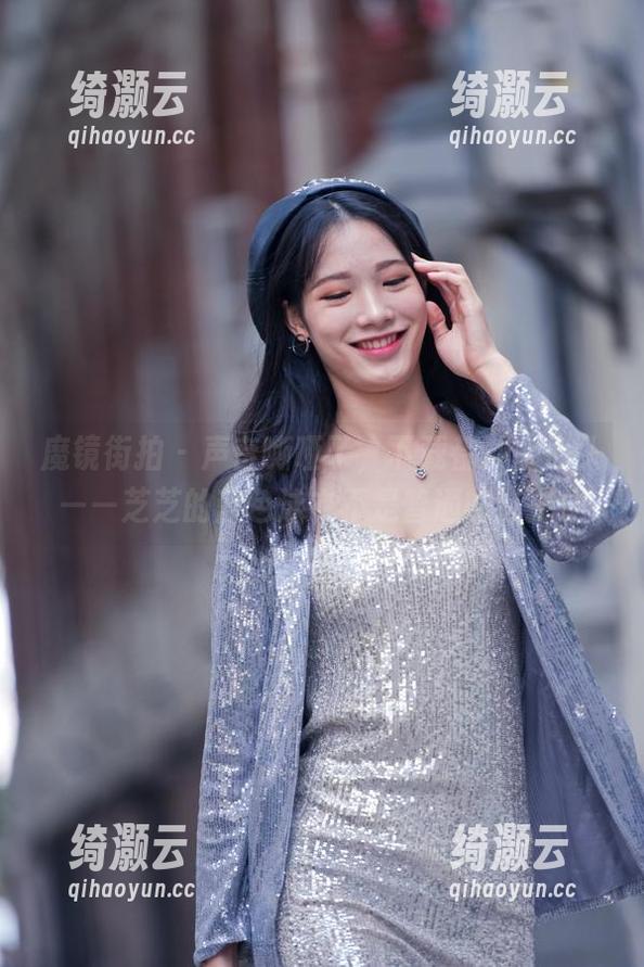魔镜街拍 - 声音嘶哑了，下载都冲上心头——芝芝的蓝色泳衣不是普通的选择！