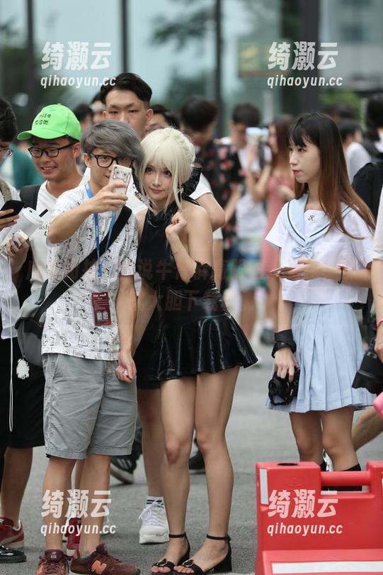魔镜街拍：你说牛仔裤高跟图没看腻，那就大胆下载吧。